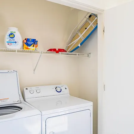 Posh 2Bd - Central Dt - Gym, Pool, Parking -Sleep 8